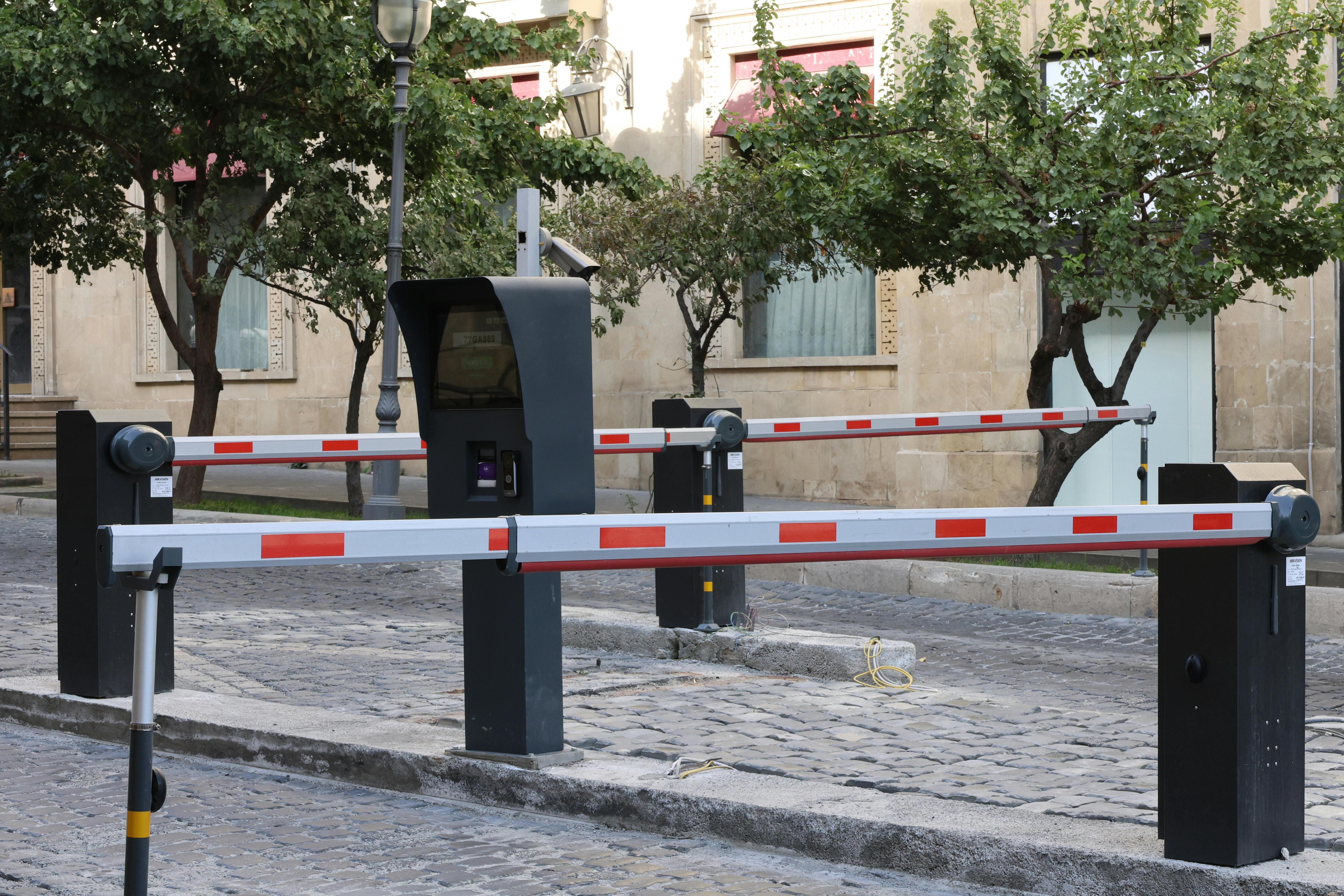 Boomgate and vehicle access barrier
